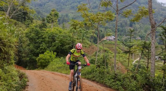 Cycling to Ha Giang, Challenge Lung Cu Pass, Ma Phi Leng Pass to Meo Vac, ride to Bao Lac, homestay at Ba Be Lake