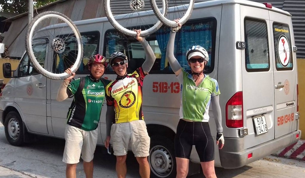 A van support a small group 02 to 04 pax