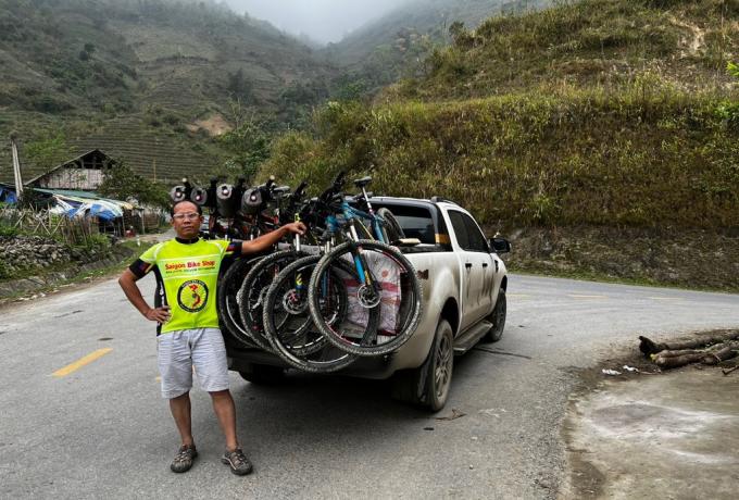 Bike mechanics team